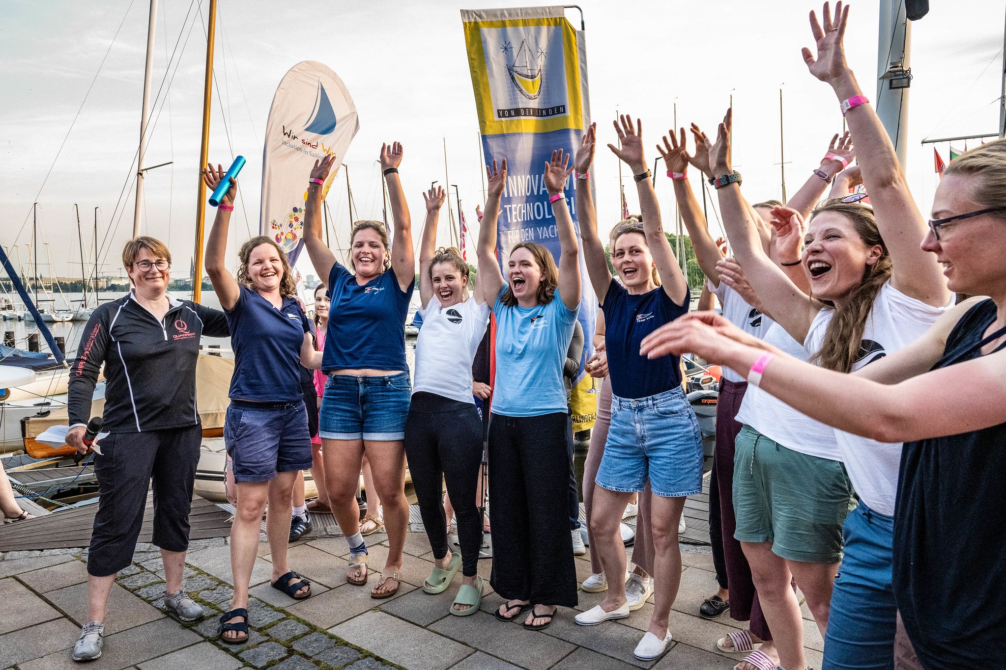 Freuen sich über ihren Spirit of Helga Cup Preis: die Seglerinnen vom ASV Hamburg. Foto: Lars Wehrmann