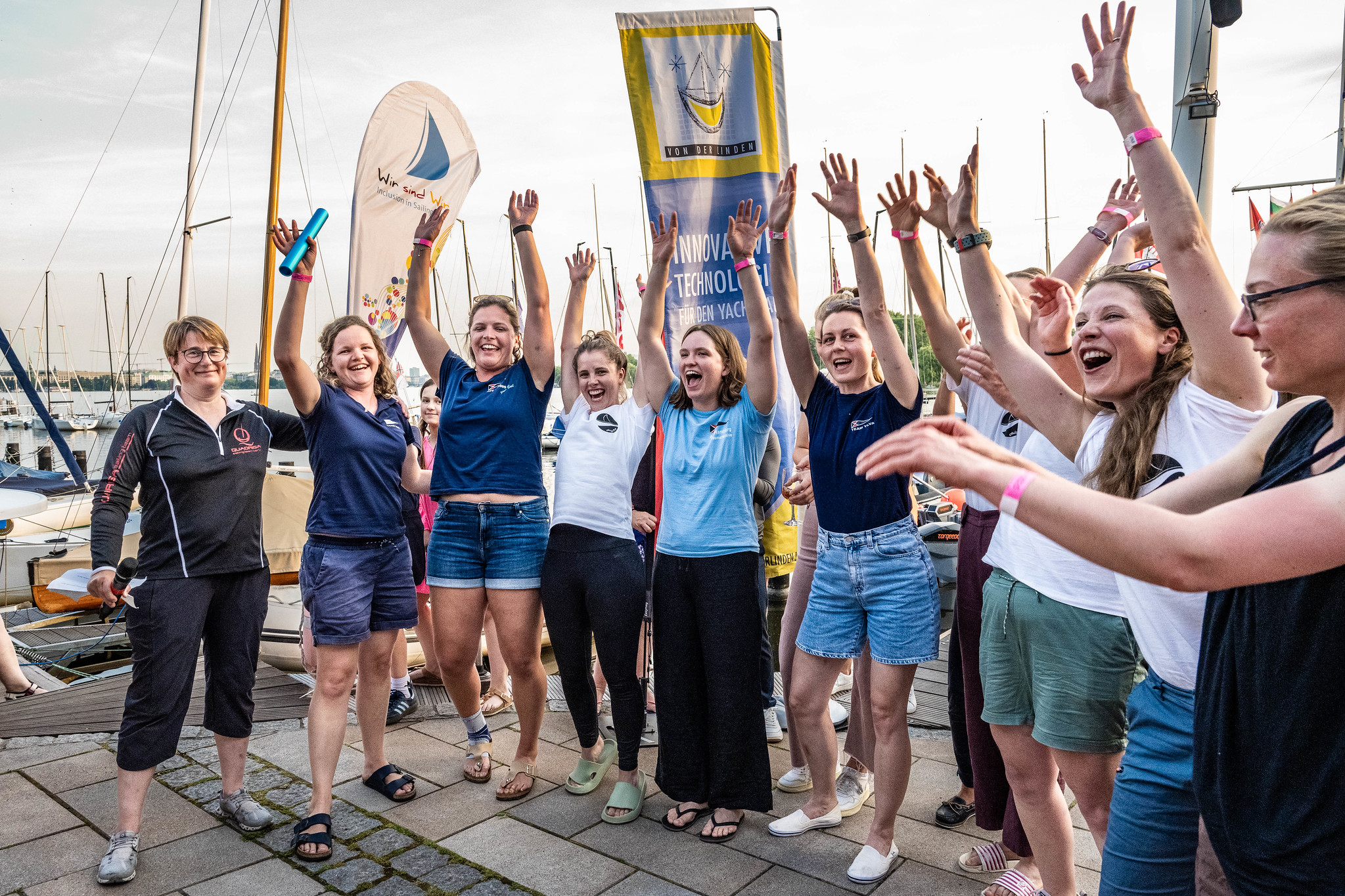 Freuen sich über ihren Spirit of Helga Cup Preis: die Seglerinnen vom ASV Hamburg. Foto: Lars Wehrmann
